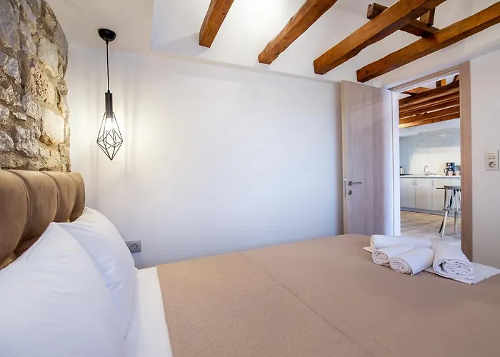 Daire Theros Easy Living