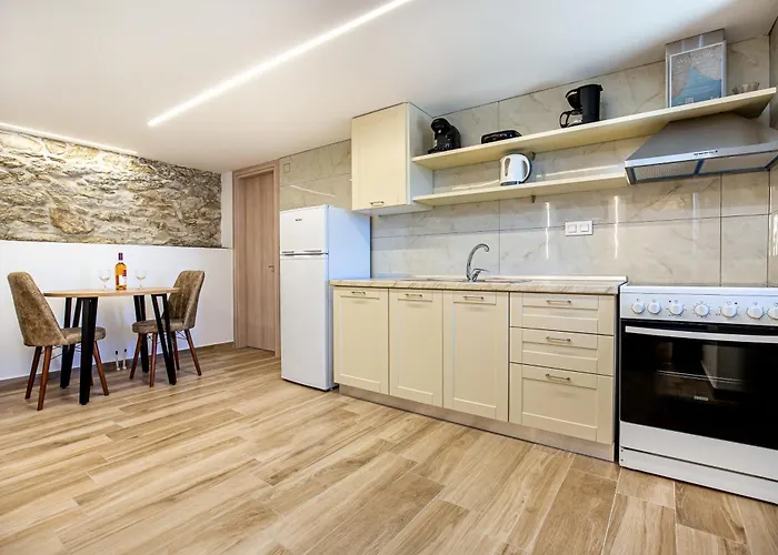 Daire Theros Easy Living